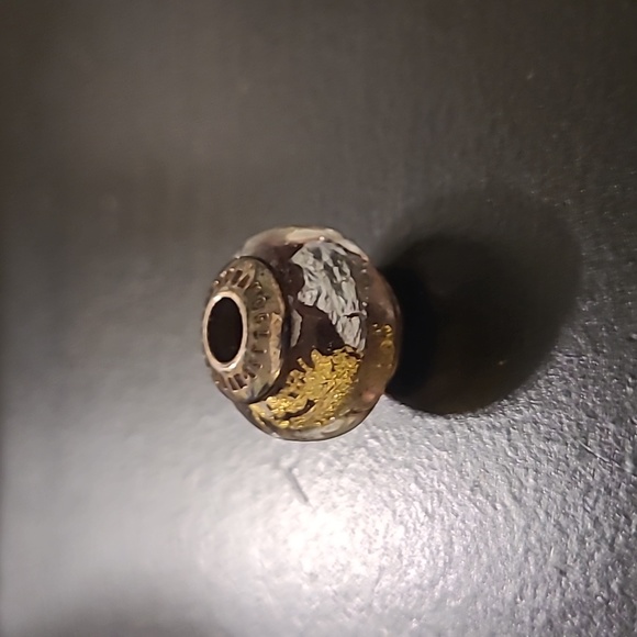 Charm with yellow and silver design - Picture 2 of 4